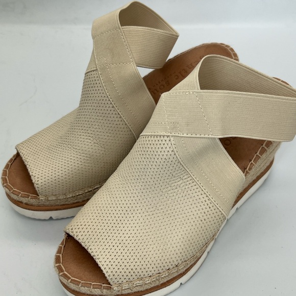 Kenneth Cole Shoes - Women's Kenneth Cole “gentle souls”Beige Elastic Strap Espadrille Sandals